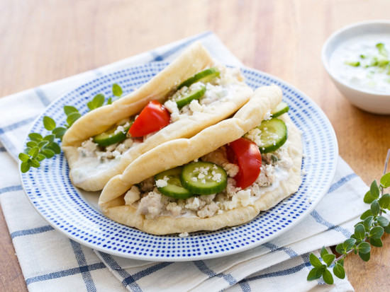 Tacos griegos de pavo sobre pan Árabe